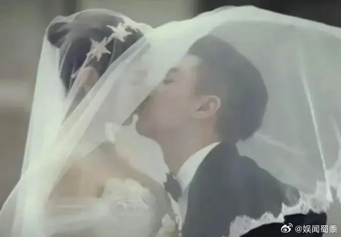 陳曉衝上去掀婚紗親吻陳妍希的畫面十分出圈。翻攝娛聞蜀黍微博
