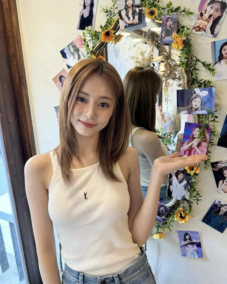 周子瑜換上Saint Laurent緊身背心配上牛仔褲大展好身材。翻攝周子瑜IG