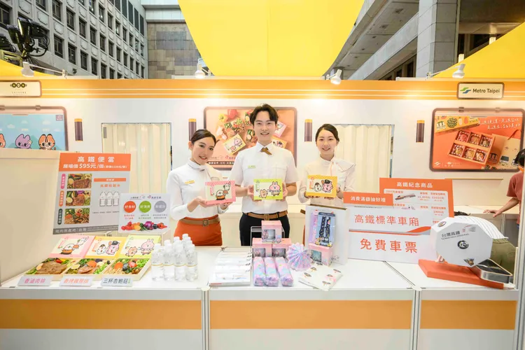 現場同步展售多種「台灣高鐵與卡娜赫拉的小動物」聯名商品。