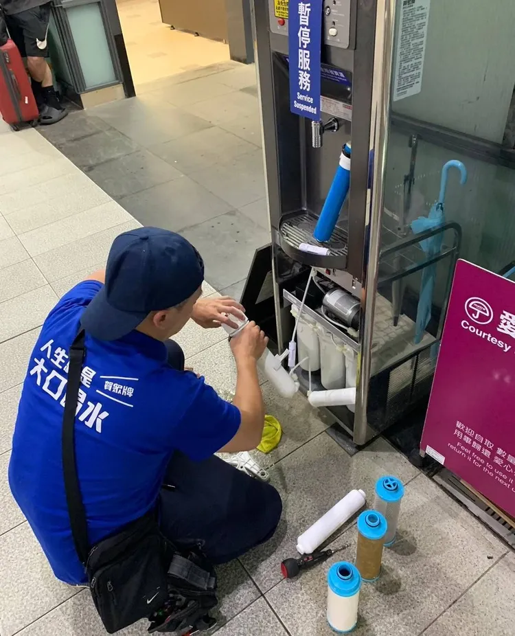 更換飲水機濾芯作業。桃捷公司提供