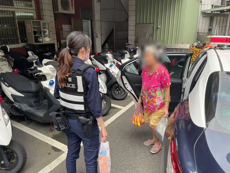 警方將老婦帶回派出所。平鎮警分局提供
