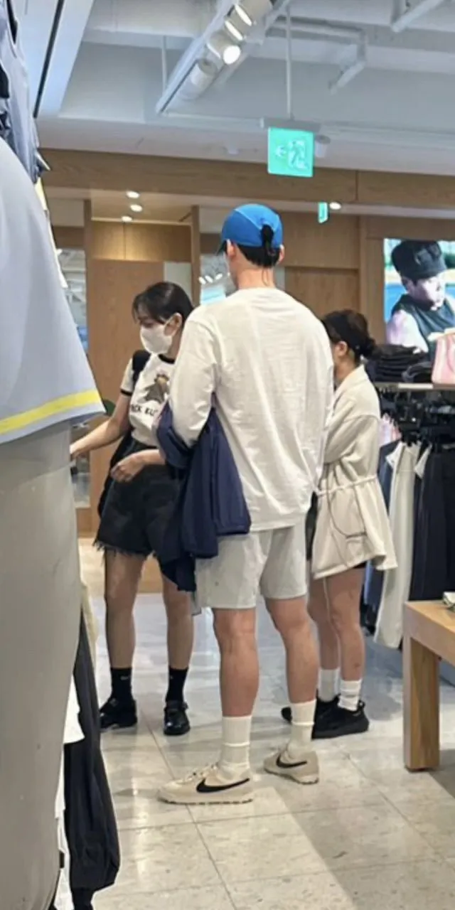 金宇彬188公分身高非常顯眼，陪申敏（左）兒逛街挑衣服。翻攝X（推特）