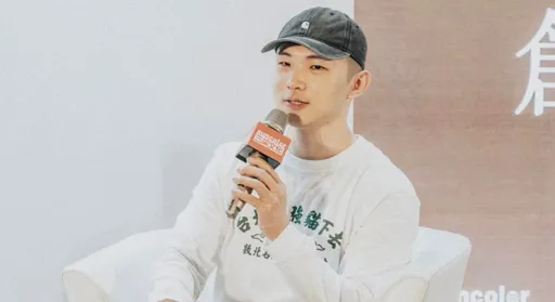 暢銷作家稱「能抵擋家暴就是合適對象」!網紅怒斥:餵病人一口毒雞湯