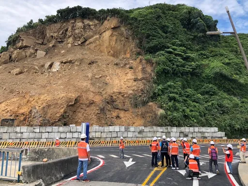 基隆潮境公園路口坍方!今下午提前開放通行 清運7天縮時攝影曝
