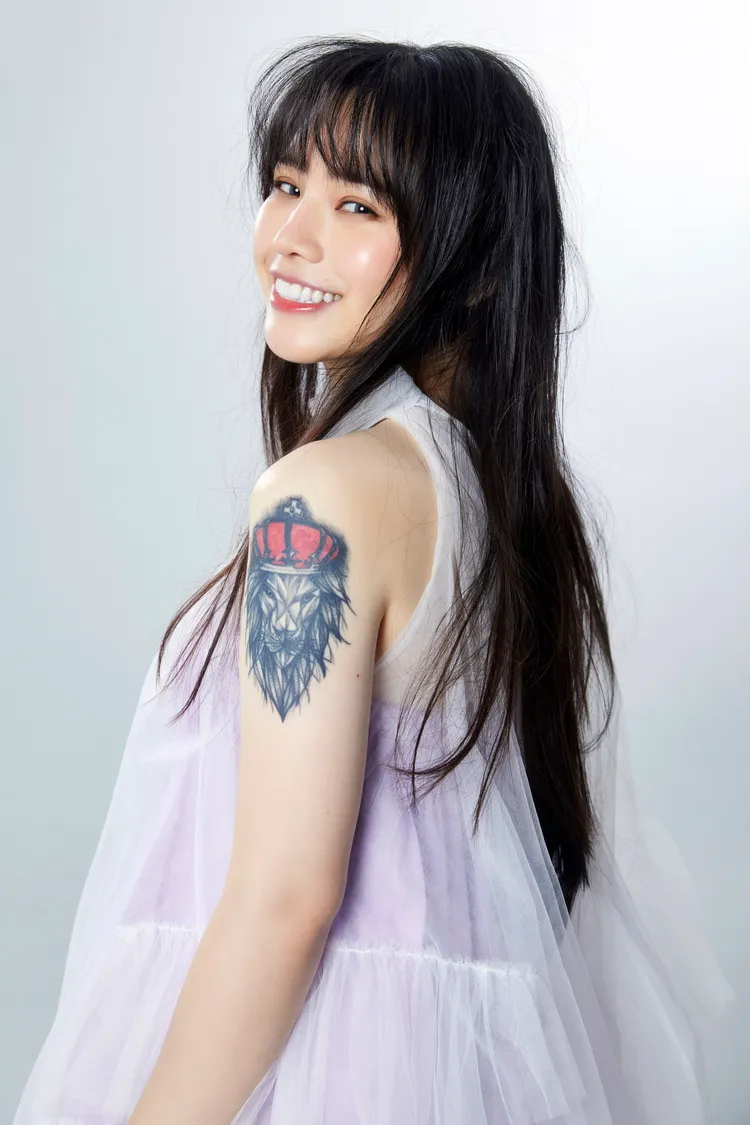 冬天曾是幼兒園老師、職業軍人。火種娛樂提供