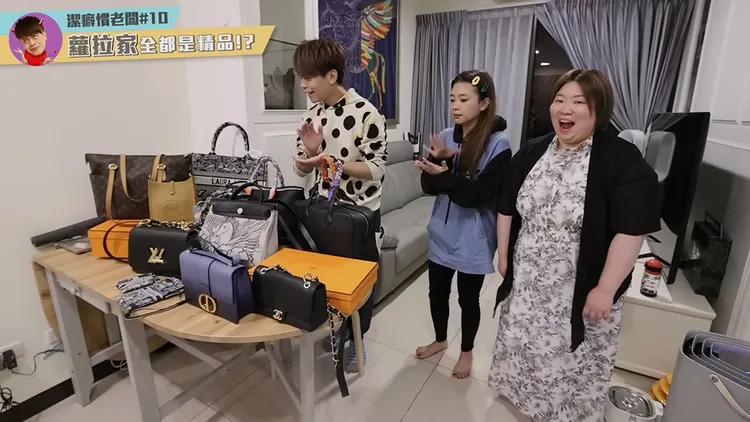 蔡阿嘎過去開箱蘿拉家時，發現她有著許多名牌包。翻攝自蔡阿嘎YouTube