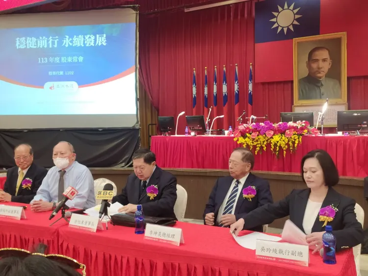 亞泥(1102)今召開113年度股東常會，董事長徐旭東率主管召開股東會後記者會。許麗珍攝