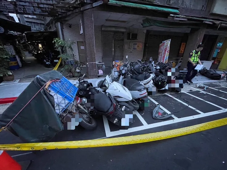 路邊機車被撞整排。警方提供