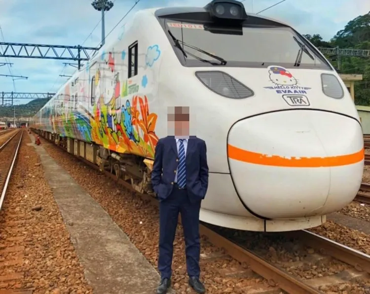 蕭姓駕駛員上班期間開列車到基隆七堵待避時，要女調度員幫他「吃棒棒」。翻攝畫面