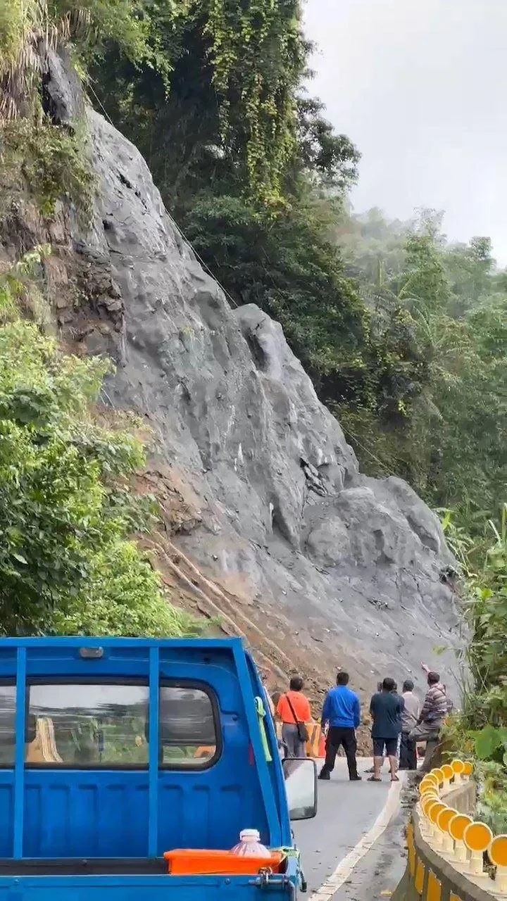 嘉義縣166縣道73公里處山崩，造成交通中斷，民眾受阻無法通行。翻攝畫面