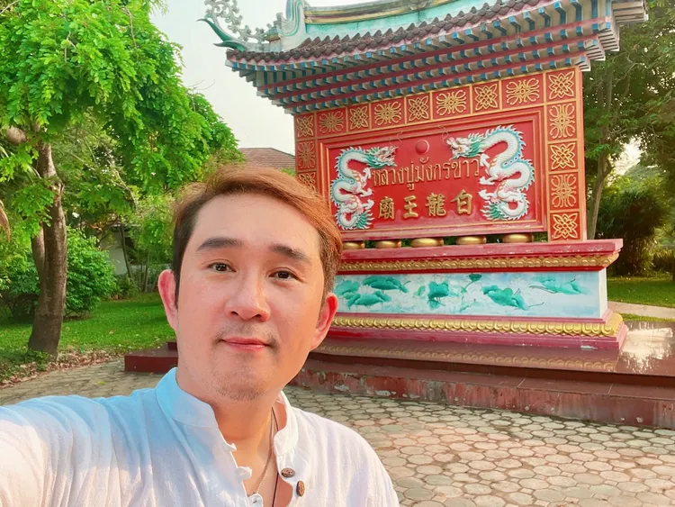 車冠德為開紅茶店，特地飛到泰國的白龍王廟，尋求機會與幫助。民視提供