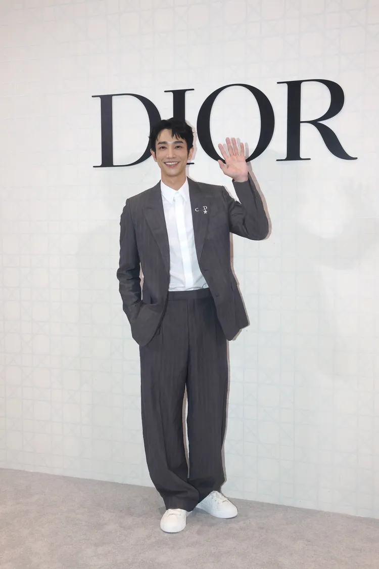 劉以豪換上灰色條紋西裝帥氣登場。彭欣偉攝