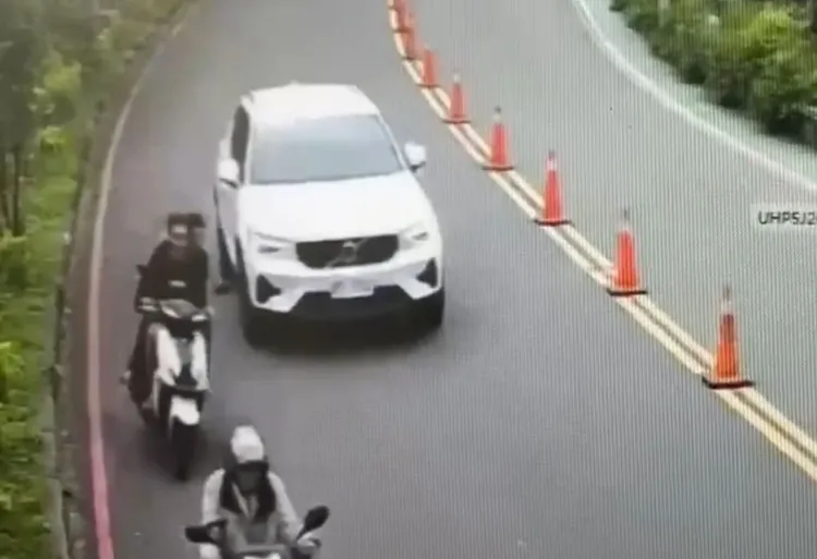 2男共乘一部機車未戴安全帽。橫山警分局提供