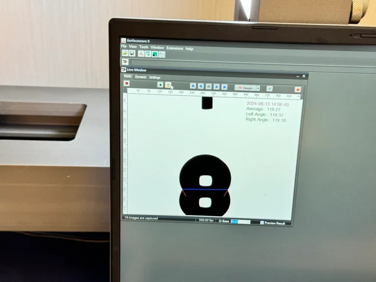 水滴角越大，疏水性越佳。趙筱文 攝影。