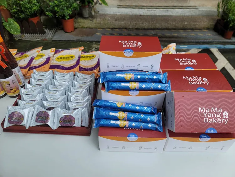 楊媽媽菓子工坊送出招牌厚蛋捲、鳳梨酥。王志弘攝