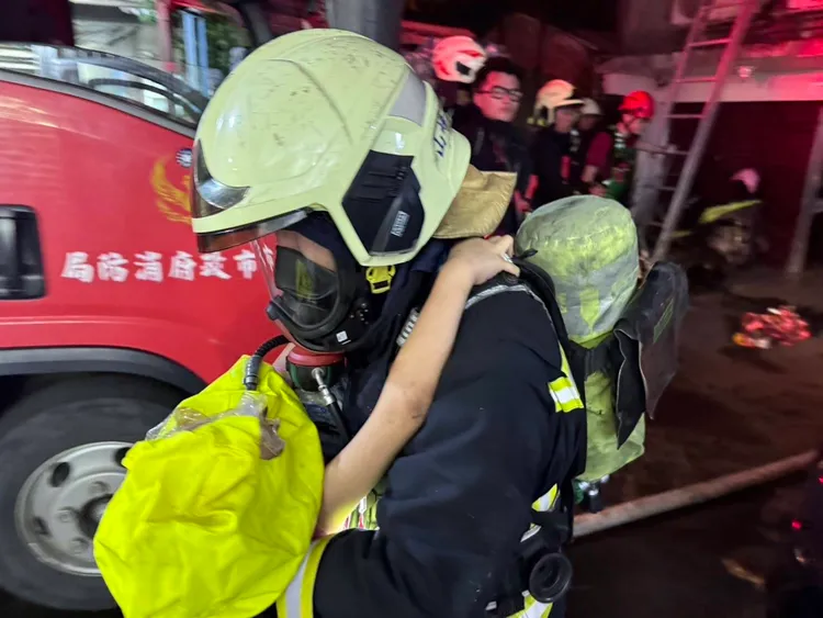 警消救出受困民眾。桃園市消防局提供