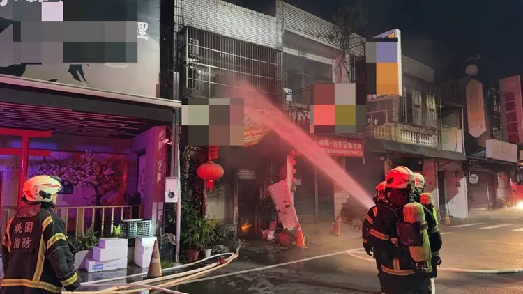 消防人員灌救。桃園市消防局提供