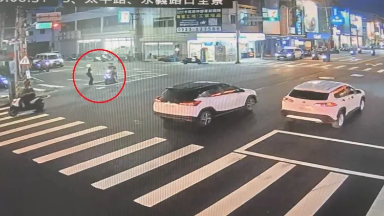 女警向路人借用機車。民眾提供