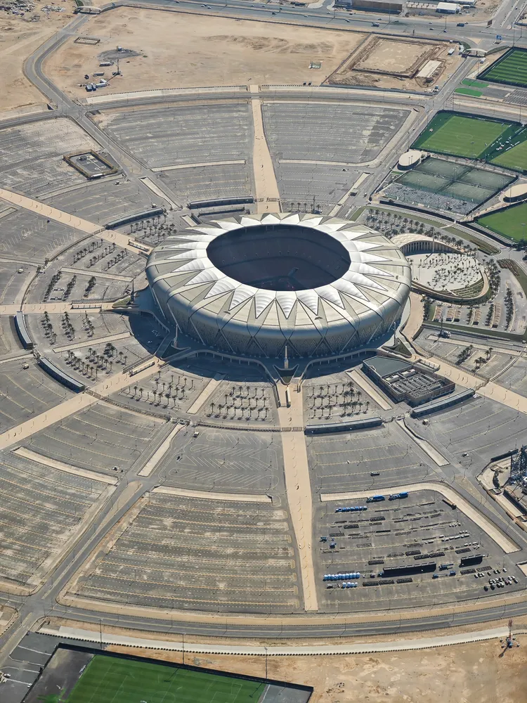 座落吉達附近的阿卜杜拉國王體育城國家體育場，最多可容納62241人。田欣雲攝