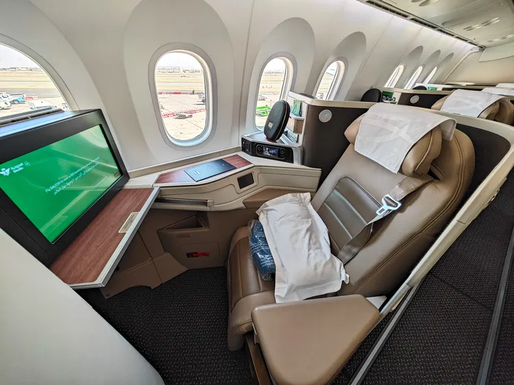 沙烏地航空787-10商務艙座位採1-2-1配置。田欣雲攝