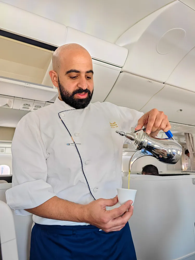 迎賓獻上阿拉伯咖啡。田欣雲攝