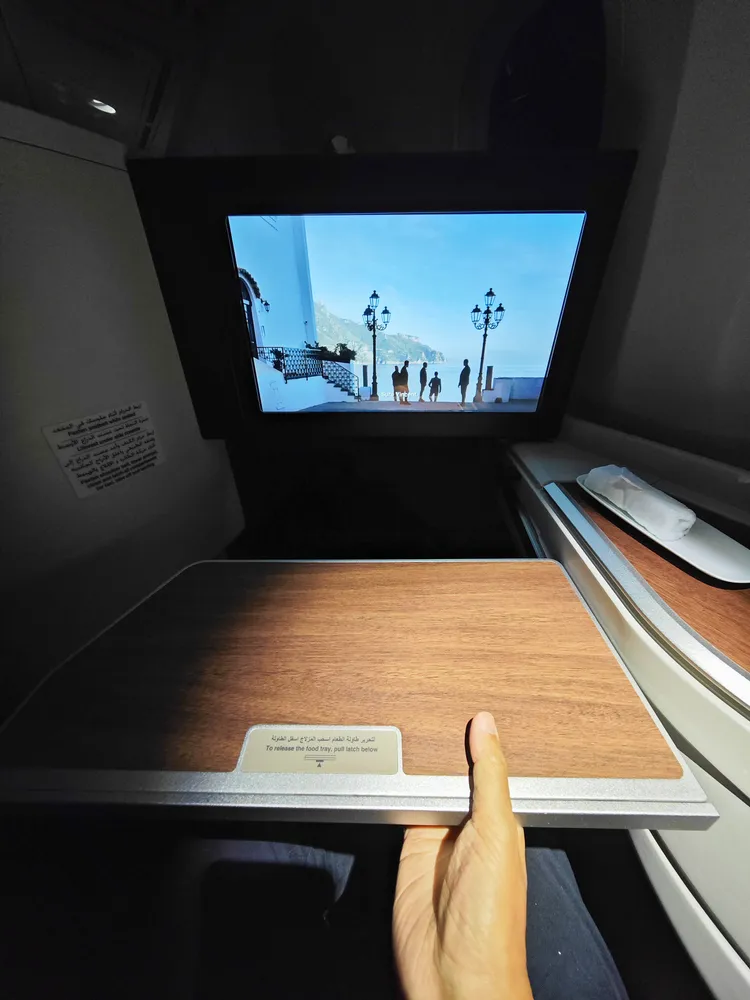 可前後滑動的桌板，即使在用餐攤平狀態，也能往前讓人走出座位。田欣雲攝