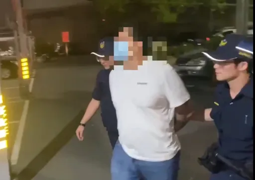 新莊男違停紅線「開山刀放副駕駛座」 肉身撞警拒檢原來還藏槍毒