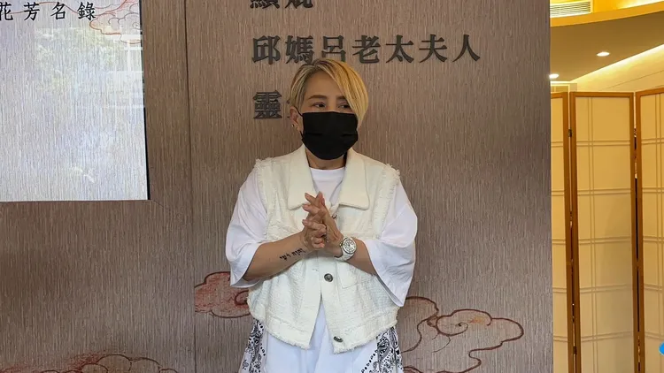 李明依來致哀。特勤中心攝