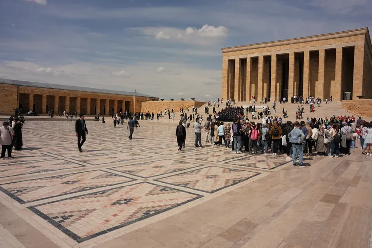 廣場的地面在2015年時還特別以土耳其地毯為設計概念，重新鋪設上地磚。S.H.攝