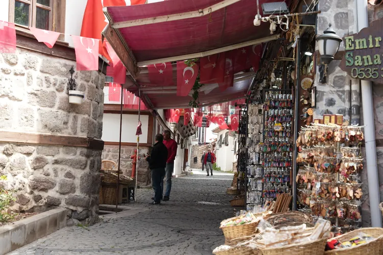 商店街上販售著許多特色商品。S.H.攝