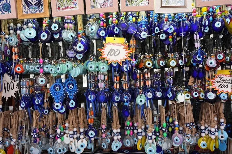 商店街上有許多特色紀念品販售店家。S.H.攝