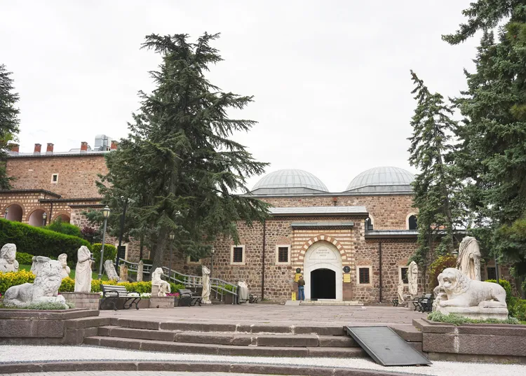 安納托利亞博物館建築曾是15世紀時期的有頂市集，建築上的大圓頂為其特色之一。S.H.攝