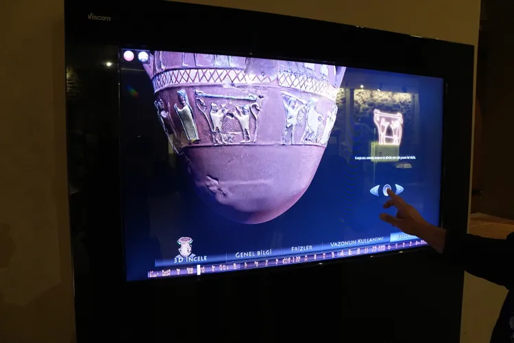 除透過科技呈現，讓參觀者更加了解文物真實樣貌。S.H.攝