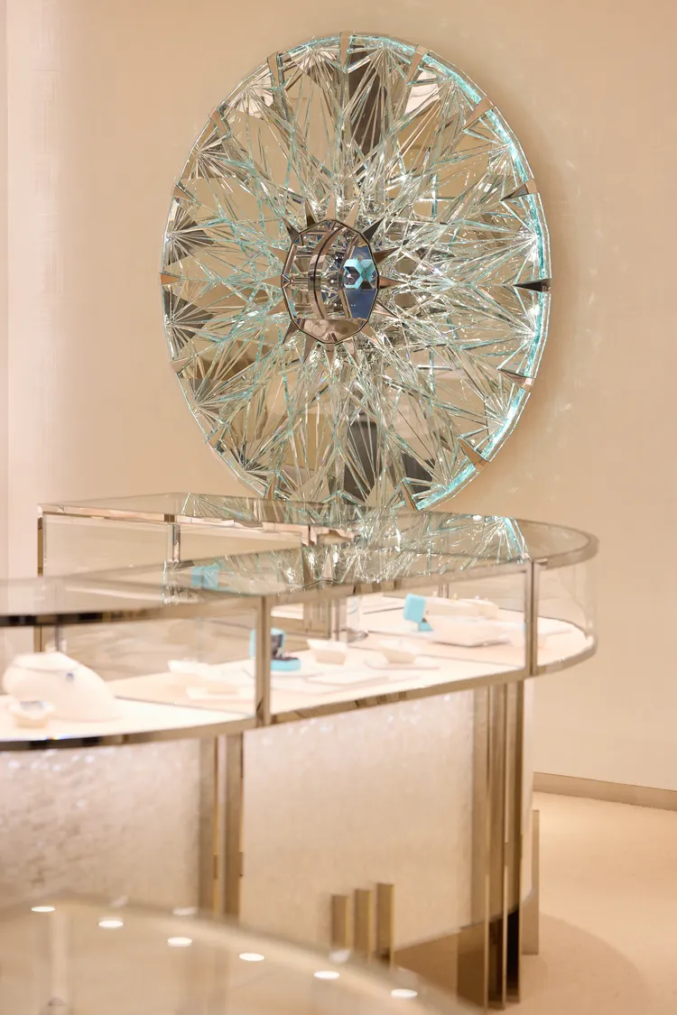 店內的水晶稜鏡藝術牆面。品牌提供