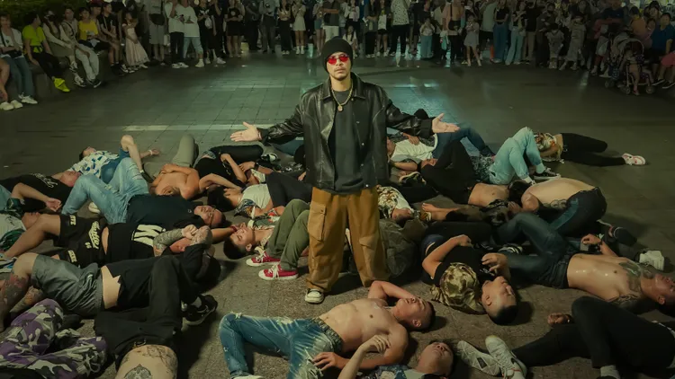 復刻電影中黑道幫派群毆畫面，黃明志在拍攝現場面對一大群「幫派兄弟」直言好害怕。亞洲通文創提供