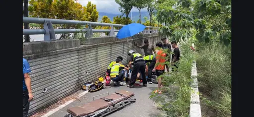 離奇車禍！台東28歲警騎重機疑遭鳥襲　偏離車道撞路樹墜1米高邊坡命危