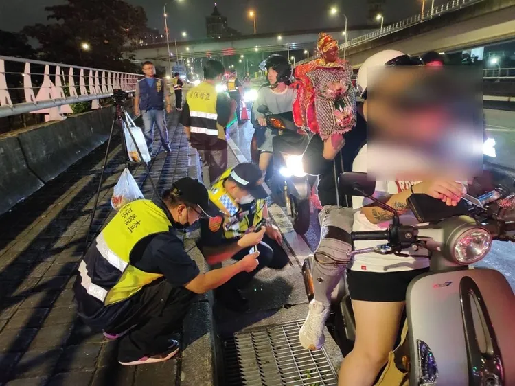 板橋警攔查改裝車。警方提供