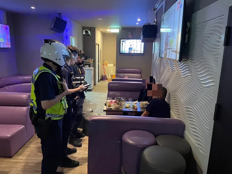 板橋警臨檢。警方提供