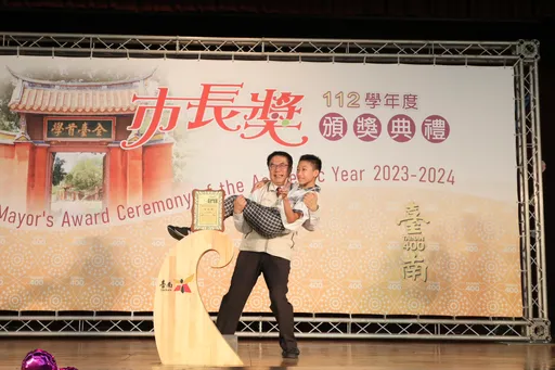 市長陪你拍又來了!黃偉哲擺拍依然無極限 國中小市長獎得主笑翻