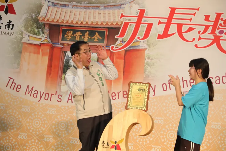 黃偉哲作風親民，扮鬼臉也沒問題。市府提供