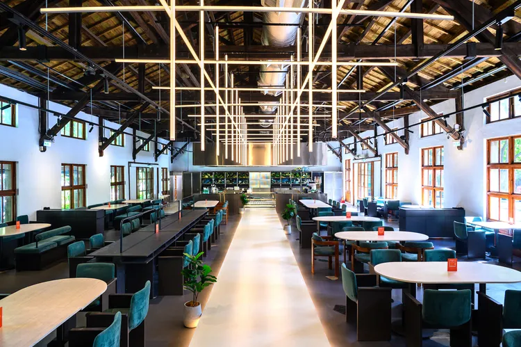 gonna+內部以金屬建材、開放式廚房、T型展台，打造舒適的用餐空間。業者提供