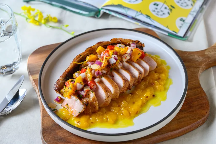 夏季限定「戰斧活菌豬里肌與芒果」。業者提供