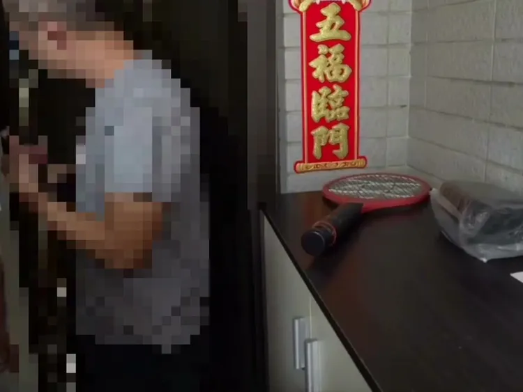 警方上門拘提紀男。翻攝畫面