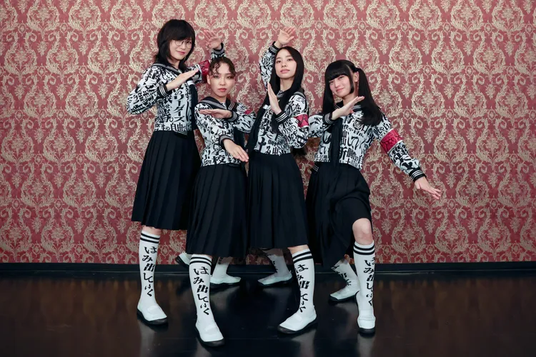 新學校領袖紅遍全球，MIZYU（右）難忘到美國被海關帶進小房間。88rising提供