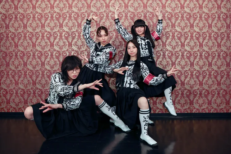 SUZUKA（左起）、RIN、KANON、MIZYU拍照時擺出各種搞怪姿勢。88rising提供