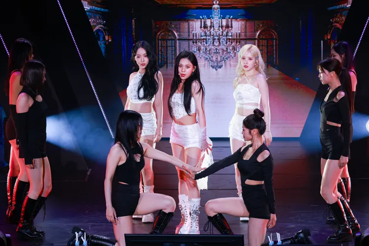 VIVIZ海外首場演唱會獻給台灣，信飛（左起）、嚴智、銀河覺得很開心。優勢力娛樂提供