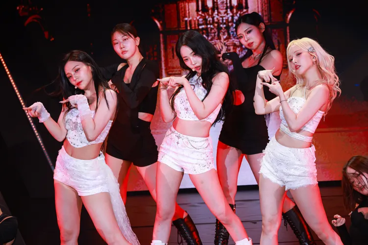 嚴智（左起）、信飛、銀河勁歌熱舞。優勢力娛樂提供