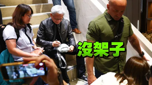 叫人怎能不愛他！黃仁勳「坐樓梯50分鐘」為粉絲簽到飽　合照來者不拒