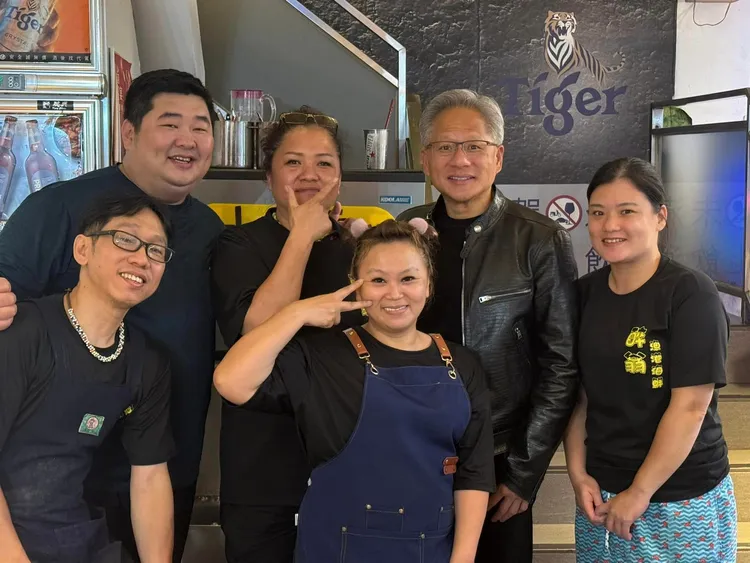 黃仁勳2日晚間結束台大演講後吃熱炒，與店員合影。翻攝《爆廢1公社》臉書