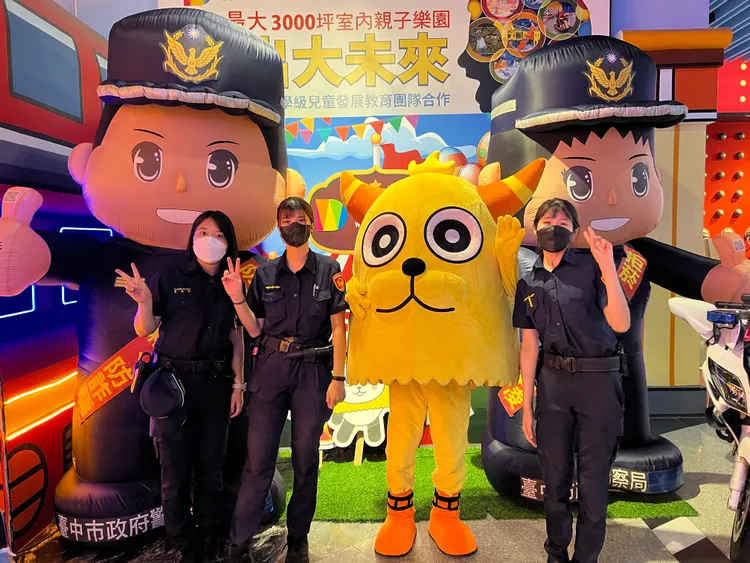 台中異想新世界分別於7月6日、13 日及8月3日，為小朋友舉辦「職人體驗」活動。業者提供